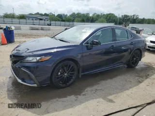 2022 Toyota Camry Hybrid XSE z VIN 4T1K31AK0NU598494, wystawiony jako Copart lot #57307305 z przebiegiem 56 452 mil mil oraz Szkoda całkowita • Salvage title. Historia ofert i sprzedaży dostępna na DreamBid. Obrazek 1.