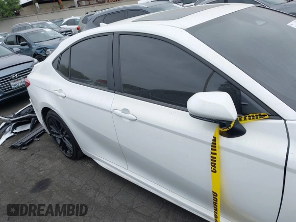 2025 Toyota Camry LE z VIN 4T1DAACK8SU029853, wystawiony jako IAAI lot #41813312 z przebiegiem 25 522 mil mil oraz . Historia ofert i sprzedaży dostępna na DreamBid. Obrazek 14.