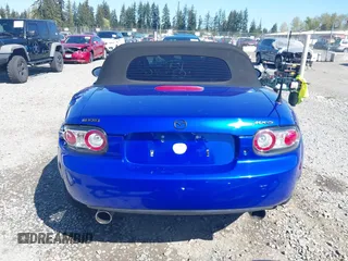 2006 Mazda MX-5 Miata Touring z VIN JM1NC25F560104482, wystawiony jako IAAI lot #42045035 z przebiegiem 131 892 mil mil oraz . Historia ofert i sprzedaży dostępna na DreamBid. Obrazek 17.