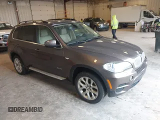 2013 BMW X5 xDrive35i z VIN 5UXZV4C54D0B21144, wystawiony jako IAAI lot #42304165 z przebiegiem 164 673 mil mil oraz . Historia ofert i sprzedaży dostępna na DreamBid. Obrazek 1.
