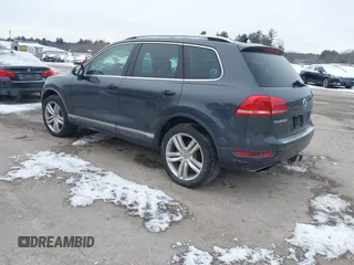 2012 Volkswagen Touareg Sport z VIN WVGEF9BP4CD008517, wystawiony jako IAAI lot #41386971 z przebiegiem 179 306 mil mil oraz . Historia ofert i sprzedaży dostępna na DreamBid. Obrazek 3.