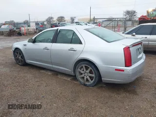 2010 Cadillac STS AWD z VIN 1G6DU6EV4A0114410, wystawiony jako IAAI lot #41301240 z przebiegiem 120 023 mil mil oraz . Historia ofert i sprzedaży dostępna na DreamBid. Obrazek 3.