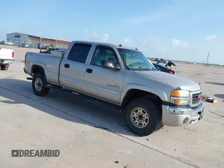 2005 GMC Sierra 2500HD z VIN 1GTHC23225F856360, wystawiony jako IAAI lot #42438783 z przebiegiem 284 481 mil mil oraz . Historia ofert i sprzedaży dostępna na DreamBid. Obrazek 1.