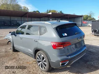 2022 Volkswagen Taos SE z VIN 3VVLX7B26NM077297, wystawiony jako IAAI lot #41846563 z przebiegiem 63 161 mil mil oraz . Historia ofert i sprzedaży dostępna na DreamBid. Obrazek 3.