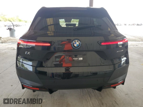 2023 BMW iX xDrive50 z VIN WB523CF08PCL23354, wystawiony jako Copart lot #67861052 z przebiegiem 718 mil mil oraz . Historia ofert i sprzedaży dostępna na DreamBid. Obrazek 6.