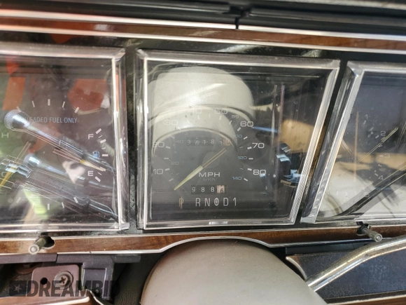 1989 Lincoln Town Car z VIN 1LNBM81F8KY816906, wystawiony jako Copart lot #51316715 z przebiegiem 361 830 mil mil oraz Szkoda całkowita • Salvage title. Historia ofert i sprzedaży dostępna na DreamBid. Obrazek 9.