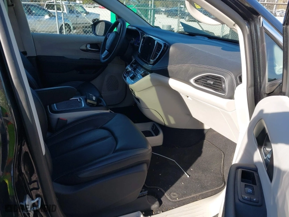 2023 Chrysler Pacifica Hybrid Touring L with VIN 2C4RC1L79PR592477, listed as a IAAI auction lot 40823333 with 8,729 mi miles. Bid and sale history available at carsss.com. Image 5.