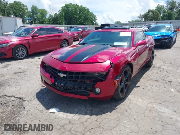 2013 Chevrolet Camaro LT z VIN 2G1FB1E39D9141179, wystawiony jako IAAI lot #42251362 z przebiegiem 135 433 mil mil oraz . Historia ofert i sprzedaży dostępna na DreamBid. Obrazek 2.