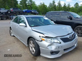 2011 Toyota Camry LE z VIN 4T1BF3EKXBU121743, wystawiony jako IAAI lot #42366415 z przebiegiem 134 358 mil mil oraz . Historia ofert i sprzedaży dostępna na DreamBid. Obrazek 1.