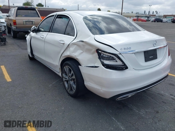 2021 Mercedes-Benz C 300 z VIN W1KWF8DB8MR605913, wystawiony jako IAAI lot #42098934 z przebiegiem 41 085 mil mil oraz . Historia ofert i sprzedaży dostępna na DreamBid. Obrazek 3.