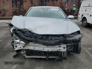 2025 Toyota Camry LE z VIN 4T1DAACK0SU073104, wystawiony jako Copart lot #51095855 z przebiegiem 10 976 mil mil oraz Szkoda całkowita • Salvage title. Historia ofert i sprzedaży dostępna na DreamBid. Obrazek 5.