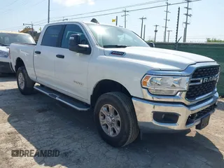 2024 Ram 2500 Big Horn z VIN 3C6UR5DJ3RG354859, wystawiony jako IAAI lot #42173911 z przebiegiem 11 734 mil mil oraz . Historia ofert i sprzedaży dostępna na DreamBid. Obrazek 1.
