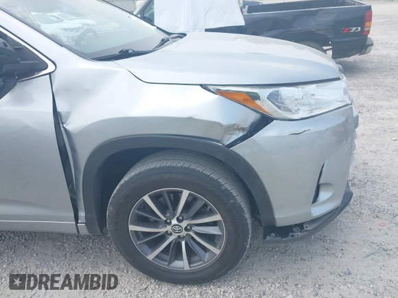 2018 Toyota Highlander SE z VIN 5TDKZRFH4JS544239, wystawiony jako IAAI lot #42429079 z przebiegiem 121 406 mil mil oraz . Historia ofert i sprzedaży dostępna na DreamBid. Obrazek 18.