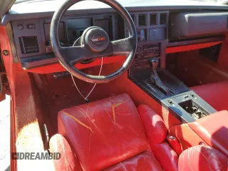 1989 Chevrolet Corvette z VIN 1G1YY3186K5109742, wystawiony jako Copart lot #45378375 z przebiegiem 104 385 mil mil oraz Szkoda całkowita • Salvage title. Historia ofert i sprzedaży dostępna na DreamBid. Obrazek 8.