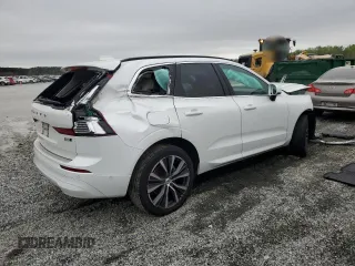 2022 Volvo XC60 Momentum z VIN YV4L12RK3N1083867, wystawiony jako Copart lot #51636235 z przebiegiem 30 390 mil mil oraz Szkody całkowita. Historia ofert i sprzedaży dostępna na DreamBid. Obrazek 3.