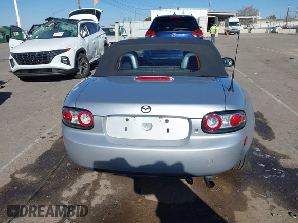 2007 Mazda MX-5 Miata Sport z VIN JM1NC25F170126965, wystawiony jako IAAI lot #41003125 z przebiegiem 99 338 mil mil oraz . Historia ofert i sprzedaży dostępna na DreamBid. Obrazek 16.