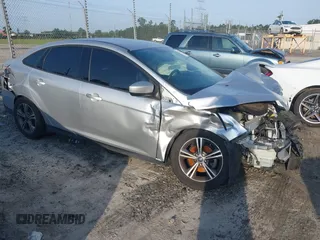 2018 Ford Focus SE z VIN 1FADP3FE6JL214269, wystawiony jako IAAI lot #42372542 z przebiegiem 102 933 mil mil oraz . Historia ofert i sprzedaży dostępna na DreamBid. Obrazek 1.