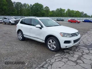 2012 Volkswagen Touareg Sport z VIN WVGEF9BP0CD006506, wystawiony jako IAAI lot #42355432 z przebiegiem 175 346 mil mil oraz . Historia ofert i sprzedaży dostępna na DreamBid. Obrazek 1.