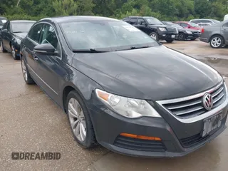 2012 Volkswagen CC Sport z VIN WVWMP7AN9CE549624, wystawiony jako IAAI lot #42672783 z przebiegiem 145 033 mil mil oraz . Historia ofert i sprzedaży dostępna na DreamBid. Obrazek 1.