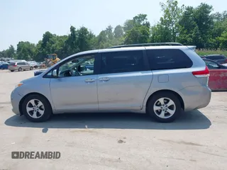 2012 Toyota Sienna LE AAS z VIN 5TDKK3DC0CS210995, wystawiony jako IAAI lot #42439317 z przebiegiem 183 029 mil mil oraz . Historia ofert i sprzedaży dostępna na DreamBid. Obrazek 14.