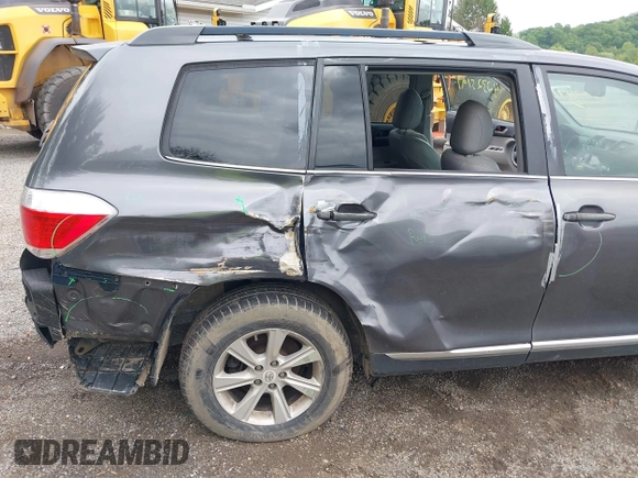 2011 Toyota Highlander z VIN 5TDBK3EH3BS085242, wystawiony jako IAAI lot #42325191 z przebiegiem 200 001 mil mil oraz . Historia ofert i sprzedaży dostępna na DreamBid. Obrazek 6.