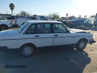 1990 Volvo 240 z VIN YV1AA8846L1429028, wystawiony jako IAAI lot #41370630 z przebiegiem 132 354 mil mil oraz . Historia ofert i sprzedaży dostępna na DreamBid. Obrazek 13.