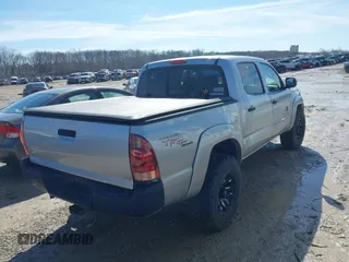 2006 Toyota Tacoma z VIN 5TELU42N56Z232703, wystawiony jako IAAI lot #41689447 z przebiegiem 171 801 mil mil oraz . Historia ofert i sprzedaży dostępna na DreamBid. Obrazek 4.