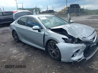 2018 Toyota Camry LE z VIN 4T1B11HK8JU649942, wystawiony jako IAAI lot #42194030 z przebiegiem 54 687 mil mil oraz . Historia ofert i sprzedaży dostępna na DreamBid. Obrazek 1.