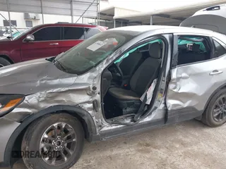 2022 Ford Escape SE z VIN 1FMCU0G62NUA25554, wystawiony jako IAAI lot #41900612 z przebiegiem 63 581 mil mil oraz . Historia ofert i sprzedaży dostępna na DreamBid. Obrazek 6.