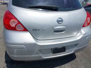 2009 Nissan Versa S z VIN 3N1BC13E19L355632, wystawiony jako IAAI lot #42444365 z przebiegiem 167 792 mil mil oraz . Historia ofert i sprzedaży dostępna na DreamBid. Obrazek 6.