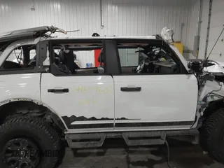 2024 Ford Bronco Wildtrak z VIN 1FMEE2BP9RLA70391, wystawiony jako IAAI lot #41639603 z przebiegiem 11 086 mil mil oraz . Historia ofert i sprzedaży dostępna na DreamBid. Obrazek 13.