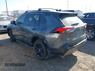 2021 Toyota RAV4 Hybrid XSE z VIN 2T3E6RFV8MW006805, wystawiony jako IAAI lot #41973250 z przebiegiem 77 483 mil mil oraz . Historia ofert i sprzedaży dostępna na DreamBid. Obrazek 3.