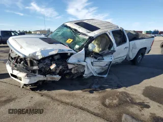2011 GMC Sierra 2500HD Denali z VIN 1GT125C88BF230365, wystawiony jako Copart lot #88903975 z przebiegiem Nie podano mil oraz Nie do naprawy • Non repairable. Historia ofert i sprzedaży dostępna na DreamBid. Obrazek 1.