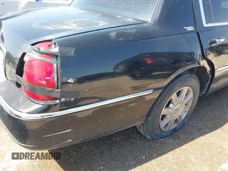 2009 Lincoln Town Car Signature Limited z VIN 2LNHM82V69X611630, wystawiony jako IAAI lot #42219095 z przebiegiem 427 362 mil mil oraz . Historia ofert i sprzedaży dostępna na DreamBid. Obrazek 14.