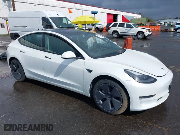 2021 Tesla Model 3 Standard Range Plus z VIN 5YJ3E1EA5MF977437, wystawiony jako IAAI lot #40297512 z przebiegiem 72 039 mil mil oraz . Historia ofert i sprzedaży dostępna na DreamBid. Obrazek 1.