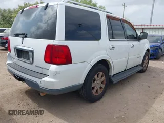 2006 Lincoln Navigator Luxury z VIN 5LMFU27576LJ27131, wystawiony jako IAAI lot #41927620 z przebiegiem 126 423 mil mil oraz . Historia ofert i sprzedaży dostępna na DreamBid. Obrazek 4.