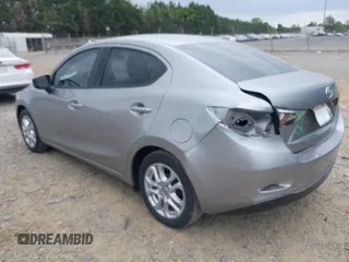 2016 Scion iA z VIN 3MYDLBZV5GY144289, wystawiony jako IAAI lot #42247688 z przebiegiem 107 958 mil mil oraz . Historia ofert i sprzedaży dostępna na DreamBid. Obrazek 3.