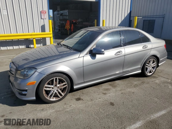 2013 Mercedes-Benz C 300 Sport z VIN WDDGF8AB6DA816602, wystawiony jako Copart lot #59188125 z przebiegiem 158 834 mil mil oraz Czysty tytuł • Clean title. Historia ofert i sprzedaży dostępna na DreamBid. Obrazek 1.