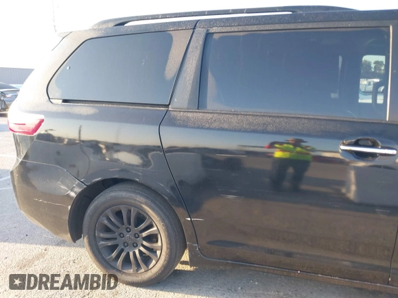 2017 Toyota Sienna XLE Auto Access Seat z VIN 5TDYZ3DC0HS876848, wystawiony jako IAAI lot #42141322 z przebiegiem 111 251 mil mil oraz . Historia ofert i sprzedaży dostępna na DreamBid. Obrazek 6.