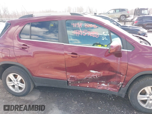 2017 Chevrolet Trax LT z VIN 3GNCJPSB6HL171777, wystawiony jako IAAI lot #41983833 z przebiegiem 88 726 mil mil oraz . Historia ofert i sprzedaży dostępna na DreamBid. Obrazek 6.