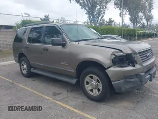 2006 Ford Explorer XLS z VIN 1FMEU62E26UA55326, wystawiony jako IAAI lot #42056921 z przebiegiem 123 323 mil mil oraz . Historia ofert i sprzedaży dostępna na DreamBid. Obrazek 1.