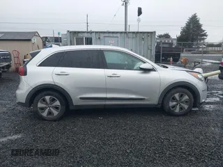 2017 Kia Niro LX with VIN KNDCB3LC7H5055073, listed as a IAAI auction lot 41517938 with 134,586 mi miles. Bid and sale history available at carsss.com. Image 14.