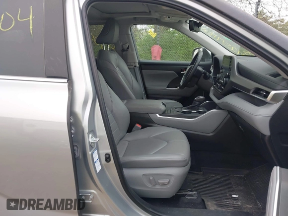 2021 Toyota Highlander XLE with VIN 5TDGZRBH5MS538188, listed as a IAAI auction lot 42257104 with 55,701 mi miles and . Bid and sale history available at DreamBid. Image 5.