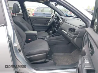 2025 Subaru Forester Premium z VIN JF2SLDDC1SH441525, wystawiony jako IAAI lot #42276340 z przebiegiem 6 389 mil mil oraz . Historia ofert i sprzedaży dostępna na DreamBid. Obrazek 5.