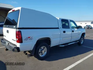 2005 Chevrolet Silverado 1500HD LT z VIN 1GCGK13U45F830143, wystawiony jako IAAI lot #41424683 z przebiegiem 141 881 mil mil oraz . Historia ofert i sprzedaży dostępna na DreamBid. Obrazek 4.