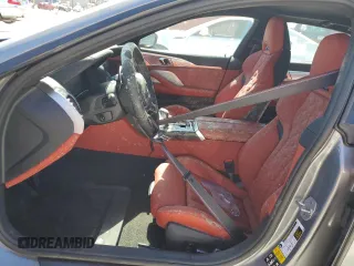 2024 BMW M8 Competition z VIN WBSGV0C02RCN81436, wystawiony jako Copart lot #76872664 z przebiegiem Nie podano mil oraz Nie do naprawy • Non repairable. Historia ofert i sprzedaży dostępna na DreamBid. Obrazek 7.