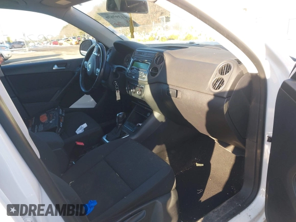 2013 Volkswagen Tiguan SE z VIN WVGBV3AX3DW608410, wystawiony jako IAAI lot #41397876 z przebiegiem 119 867 mil mil oraz . Historia ofert i sprzedaży dostępna na DreamBid. Obrazek 5.