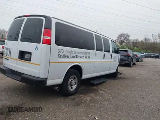 2023 Chevrolet Express Passenger LS z VIN 1GAZGNFP2P1137216, wystawiony jako IAAI lot #41923220 z przebiegiem 14 163 mil mil oraz . Historia ofert i sprzedaży dostępna na DreamBid. Obrazek 4.