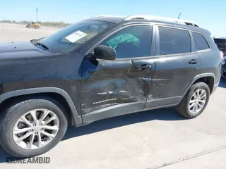 2020 Jeep Cherokee Latitude with VIN 1C4PJLCB3LD536190, listed as a IAAI auction lot 41829763 with 70,700 mi miles. Bid and sale history available at carsss.com. Image 6.