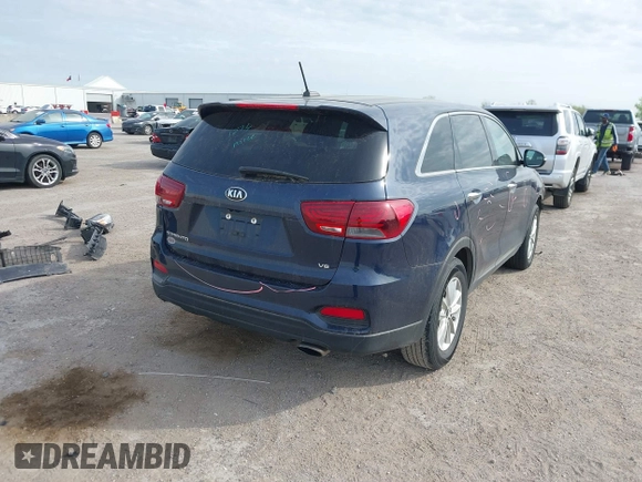 2019 Kia Sorento LX z VIN 5XYPG4A57KG477968, wystawiony jako IAAI lot #41886631 z przebiegiem 129 501 mil mil oraz . Historia ofert i sprzedaży dostępna na DreamBid. Obrazek 4.